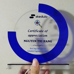 Kỷ niệm chương mica xanh dương trong suốt, thiết kế hình tròn với viền xanh trong