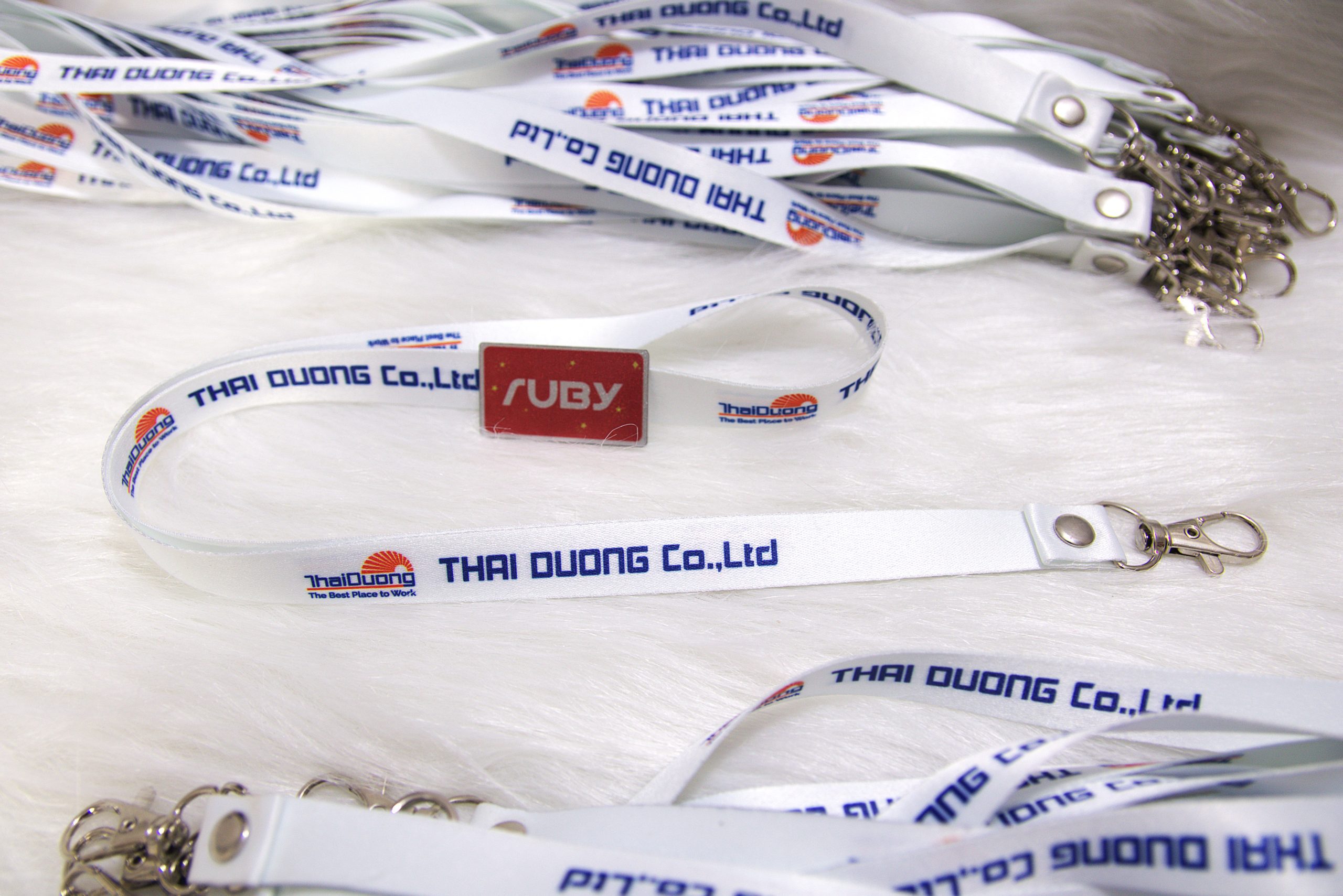 Dây đeo thẻ satin trắng in logo Thai Duong Co., Ltd, móc kim loại sáng bóng, chất liệu vải satin mềm mịn, bền màu