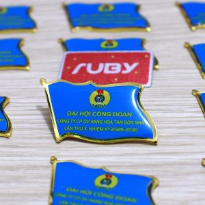 Huy hiệu Công đoàn kim loại xi vàng hình lá cờ – sản xuất tại xưởng RubyVN, in logo và nội dung theo yêu cầu, phù hợp Đại hội Công đoàn 2025–2030.