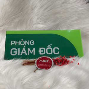 Bảng mica phòng giám đốc màu xanh lá, chữ trắng, thiết kế hiện đại cho văn phòng công ty