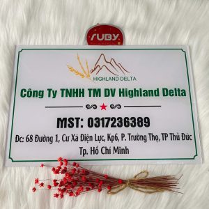 Bảng hiệu công ty mica Highland Delta, nền trắng, viền xanh, in logo và thông tin doanh nghiệp