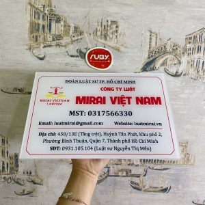 Bảng công ty mica MIRAI Việt Nam, nền trắng, chữ đỏ và đen, logo in sắc nét