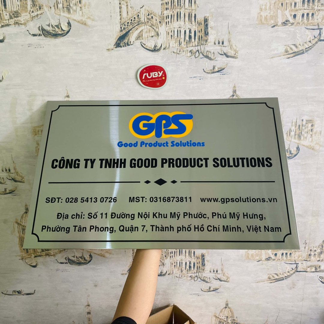 Bảng công ty inox ăn mòn logo GPS, biển tên công ty chất liệu inox xước bạc, in chữ đen và vàng xanh nổi bật
