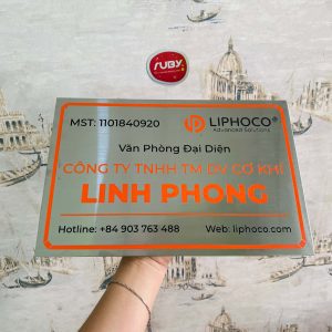 Bảng hiệu inox công ty Linh Phong màu bạc viền cam, ăn mòn chữ nổi màu đỏ cam