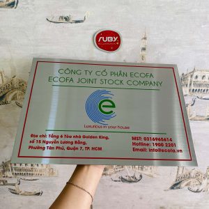 Bảng công ty inox ECOFA ăn mòn logo màu xanh, viền đỏ nổi bật, nền bạc xước cao cấp