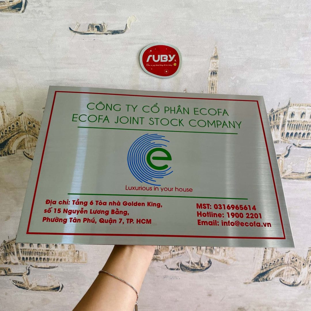 Bảng công ty inox ECOFA ăn mòn logo màu xanh, viền đỏ nổi bật, nền bạc xước cao cấp