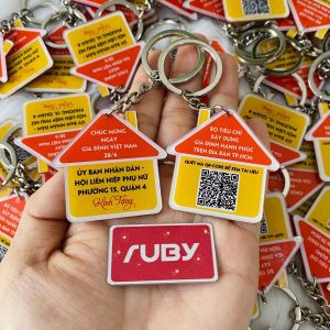 Móc khóa mica hình ngôi nhà, in chữ màu vàng – đỏ, QR code, kỷ niệm ngày 28/6