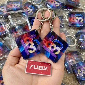 Móc khóa mica in logo và số năm thành lập, phù hợp làm quà tặng kỷ niệm