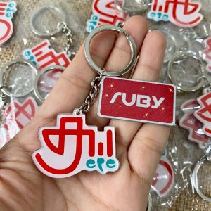 Móc khóa mica cắt chữ logo màu đỏ trắng, viền bạc, móc xích kim loại