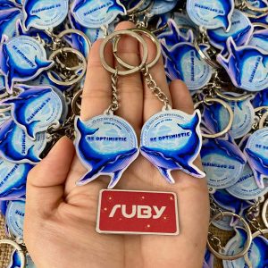 Móc khóa mica hình cá voi xanh dương, in chữ Be Optimistic, quà tặng học sinh – sinh viên