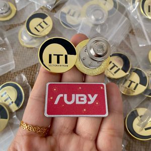 Huy hiệu ITI vàng đen – Pin cài áo logo tổ chức ăn mòn mạ vàng