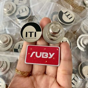 Huy hiệu ITI màu bạc đen, chốt gài nam châm, ăn mòn sắc nét, bề mặt sáng bóng