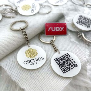 Móc khóa mica tròn ORCHIDS HOTEL, in logo vàng và QR code, móc inox sáng bóng