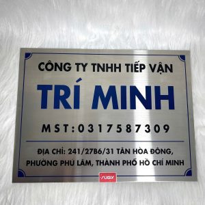 Bảng công ty inox TRÍ MINH ăn mòn logo và chữ xanh đậm trên nền bạc sáng