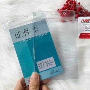 Bao đeo thẻ có khóa zip 9x12.5cm dạng đứng, chất liệu nhựa trong suốt, dùng cho thẻ nhân viên – sản phẩm RubyVN.