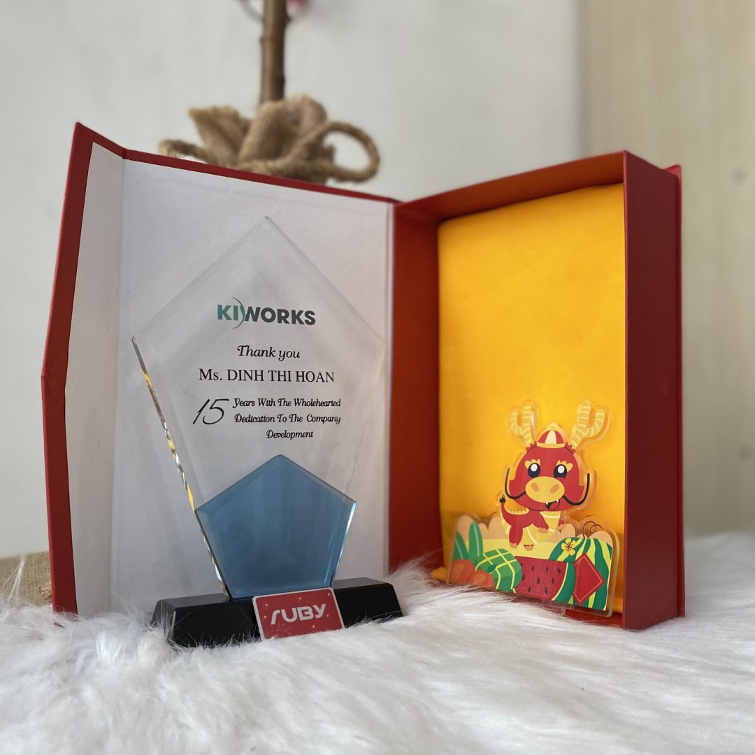 Kỷ niệm chương pha lê theo yêu cầu, in tên và số năm cống hiến, thiết kế sang trọng trong hộp quà cao cấp