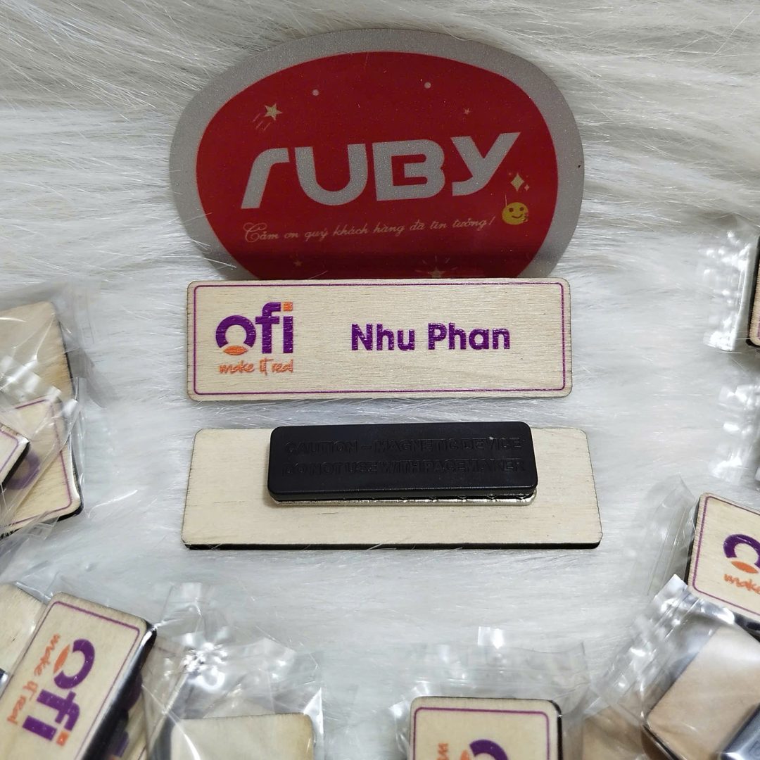 Bảng tên gỗ in logo OFI và tên Nhu Phan, thiết kế đẹp, sang trọng, gắn nam châm tiện lợi, phù hợp cho nhân viên văn phòng và doanh nghiệp.
