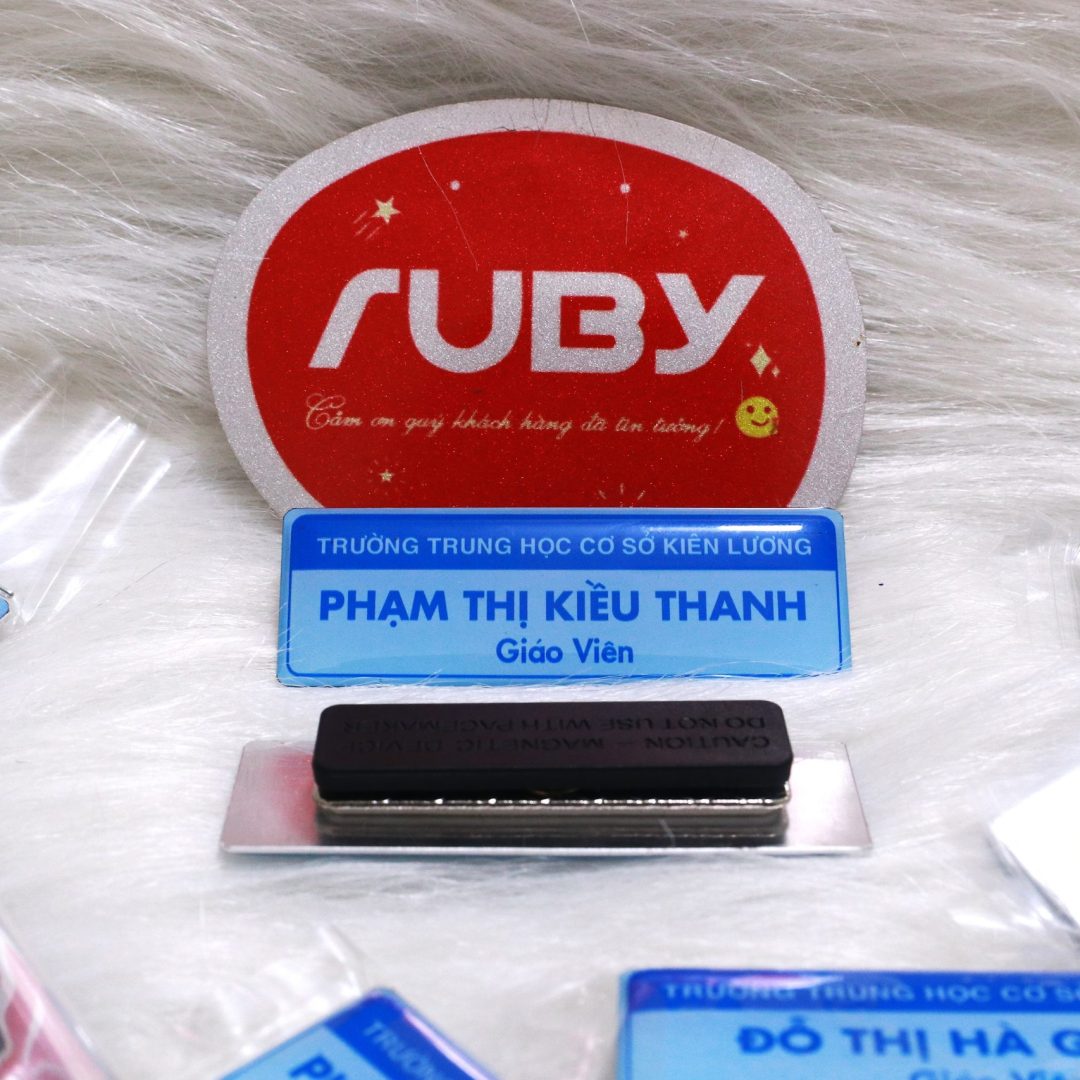 Bảng tên giáo viên nam châm màu xanh, in tên giáo viên và tên trường học THCS Kiên Lương, mặt sau gắn nam châm