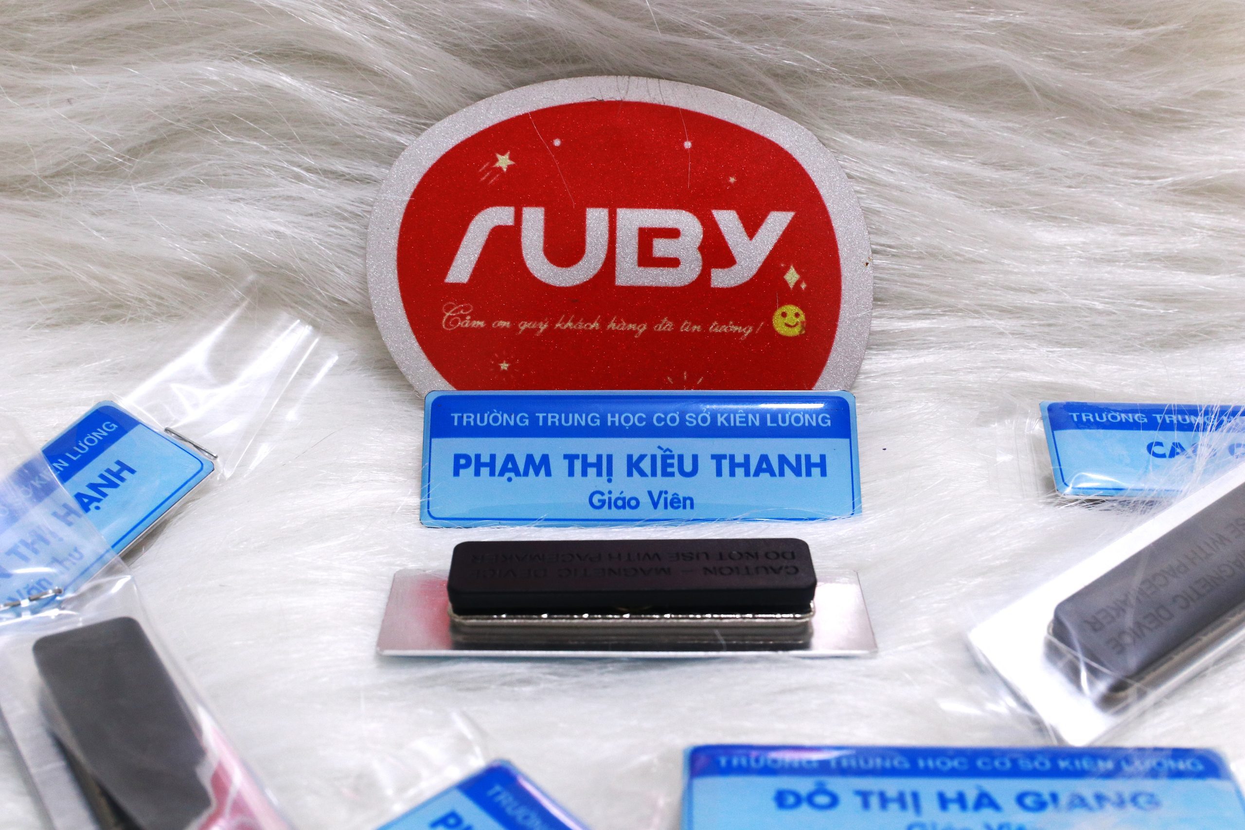 Bảng tên giáo viên nam châm màu xanh, in tên giáo viên và tên trường học THCS Kiên Lương, mặt sau gắn nam châm