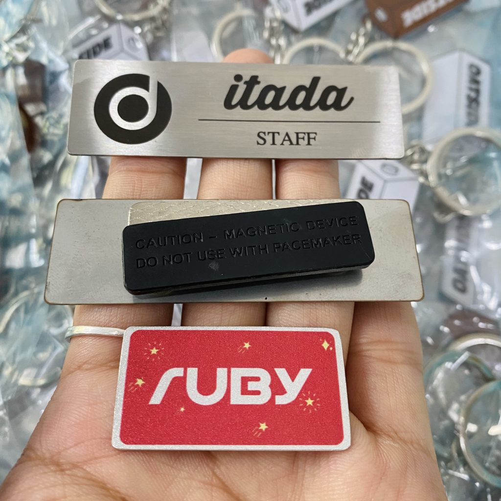 Bảng tên khắc laser logo trên nền bạc xước, không phủ keo