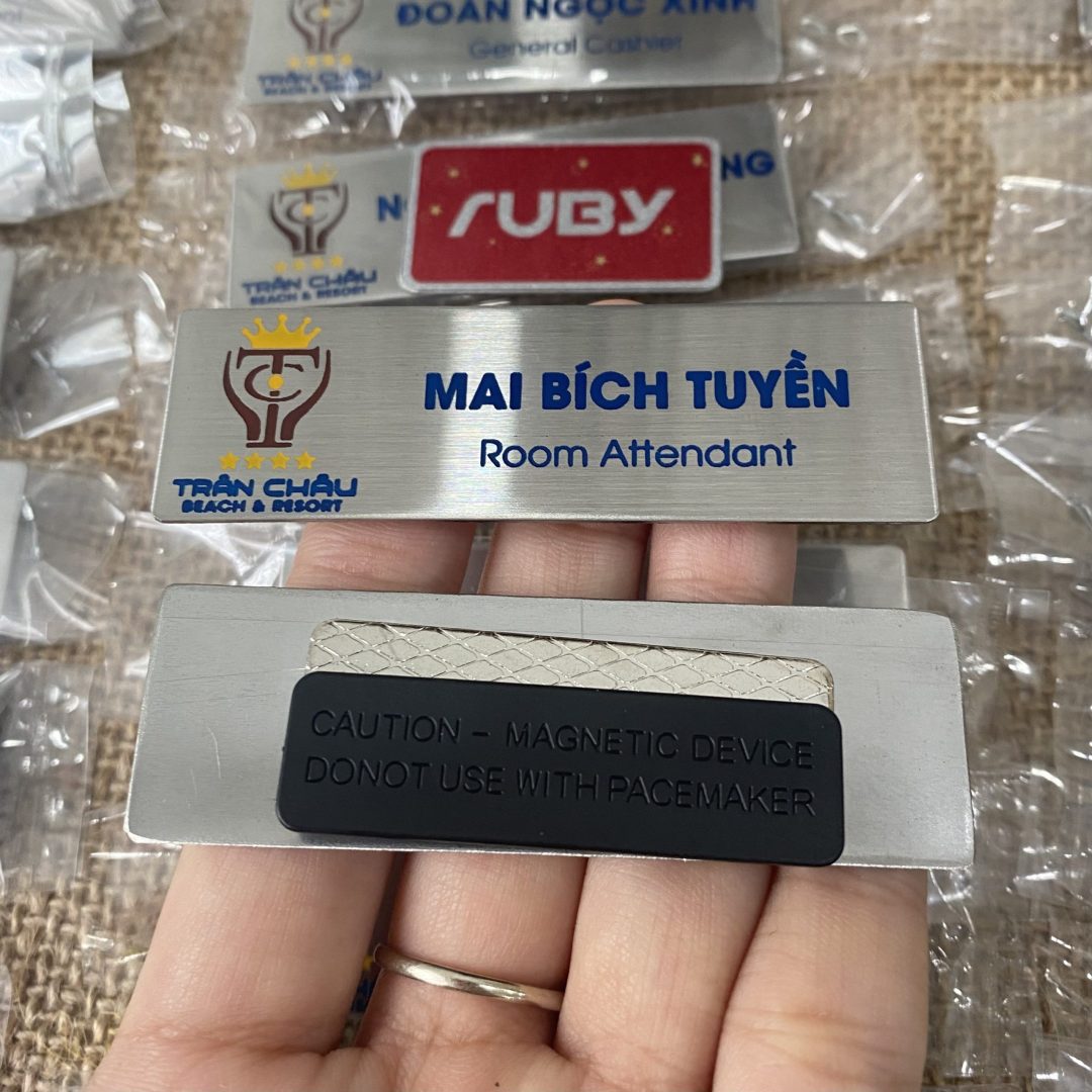 Bảng tên nhân viên khách sạn resort in cố định kim loại bạc xước gắn nam châm cao cấp