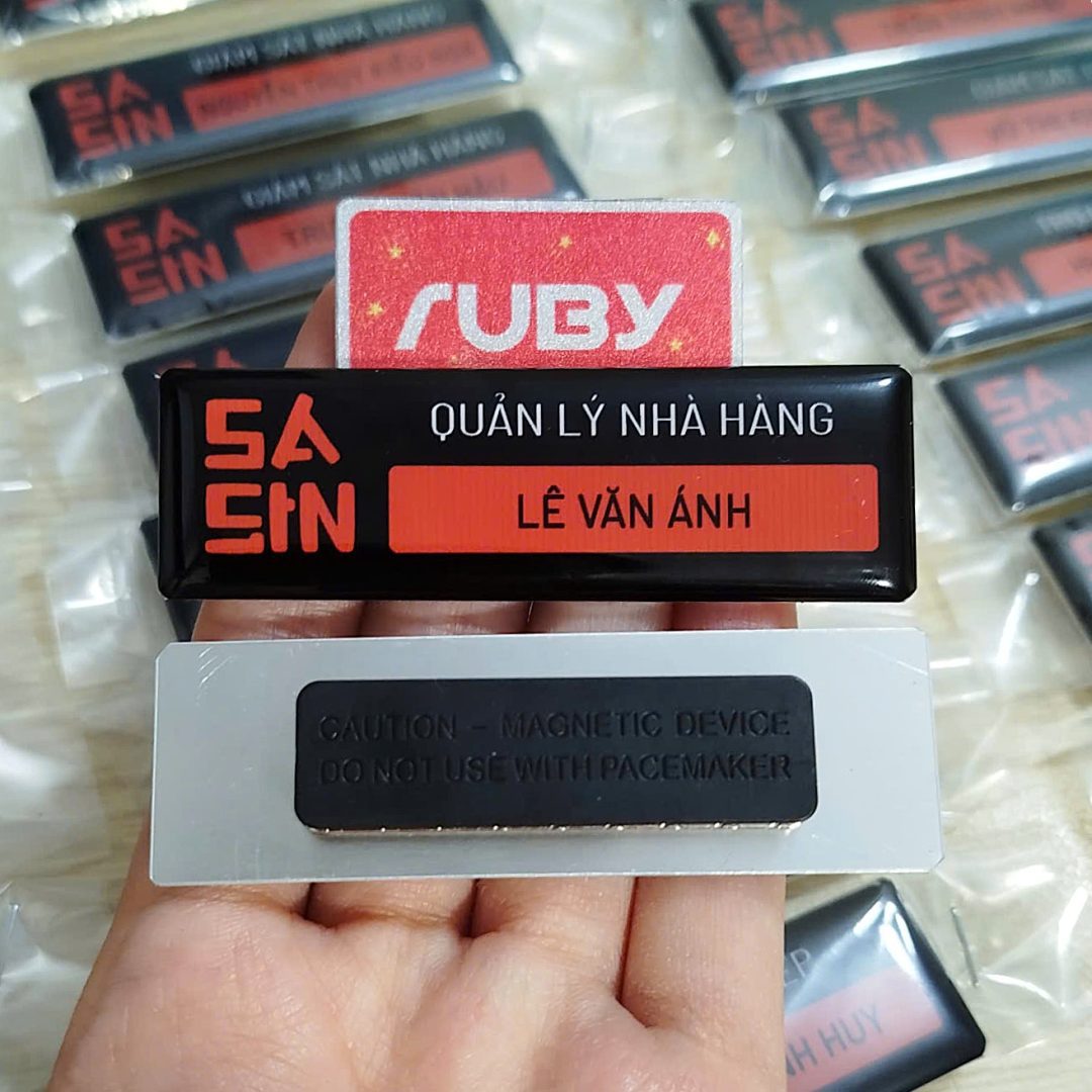 Bảng tên nhân viên in logo Sasin theo yêu cầu