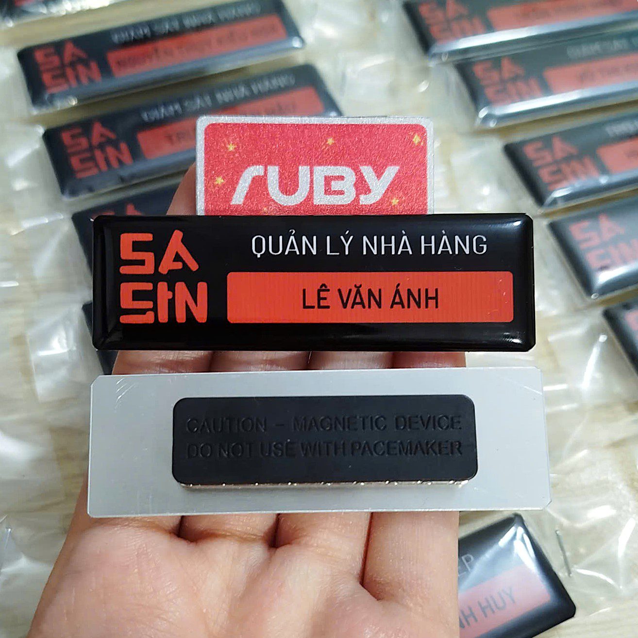 Bảng tên nhân viên in logo Sasin theo yêu cầu