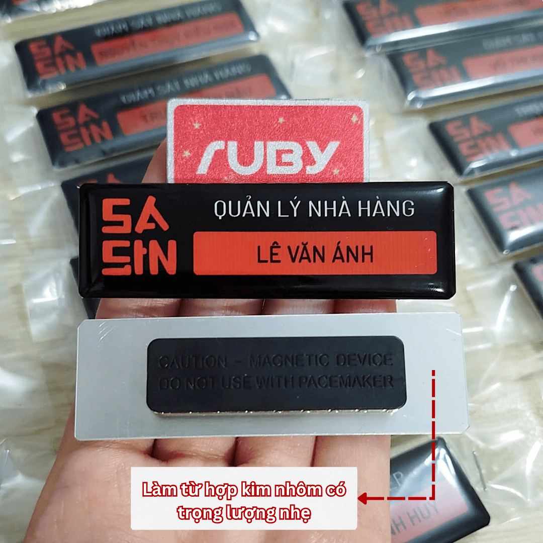 Bảng tên nhân viên Sasin bằng hợp kim nhôm trọng lượng nhẹ.