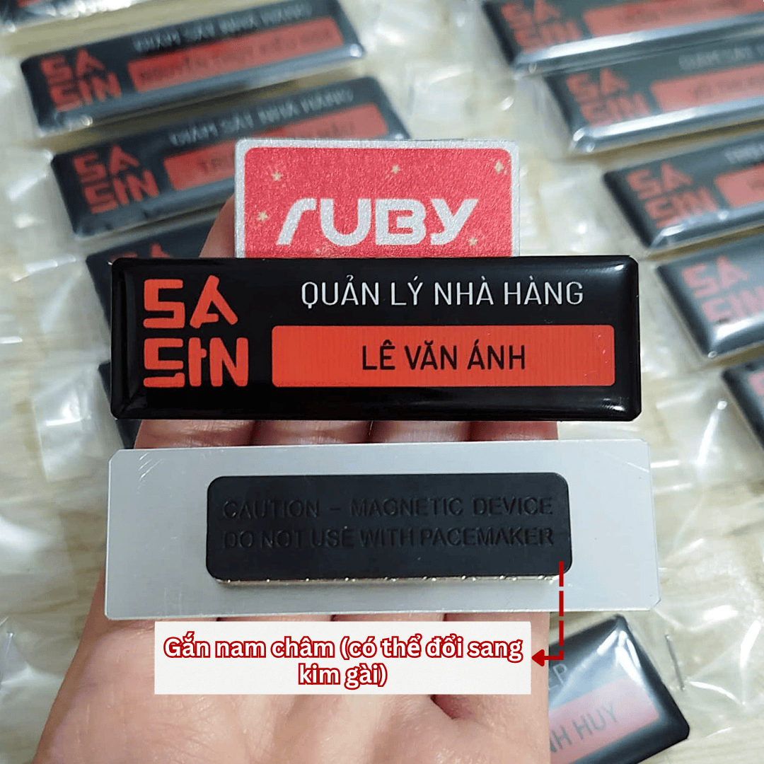 Mặt sau bảng tên nhân viên Sasin gắn nam châm chắc chắn