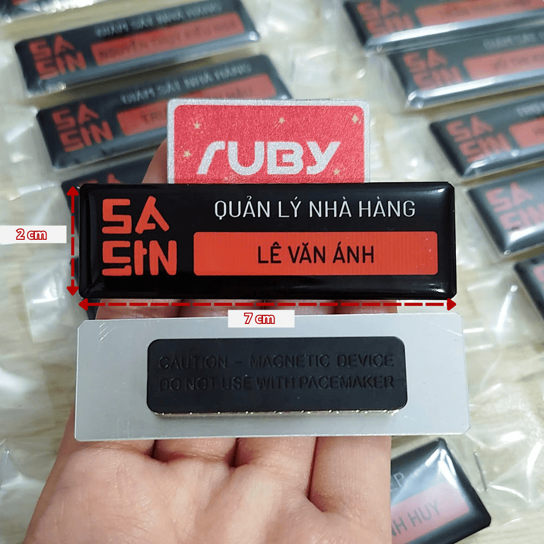 Bảng tên nhân viên Sasin kích thước 7x2cm nhỏ gọn tinh tế