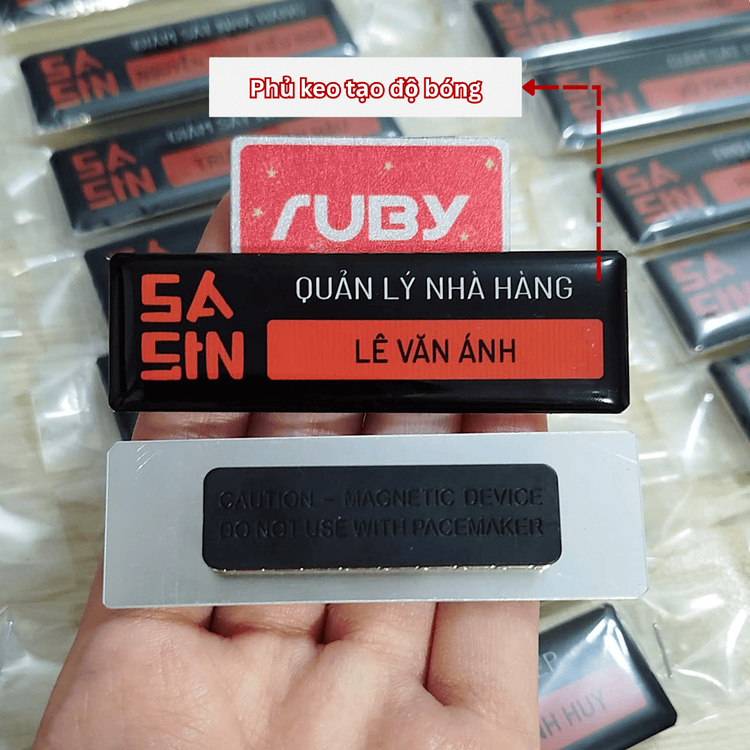 Bảng tên nhân viên Sasin phủ keo trong tạo độ bóng sang trọng.