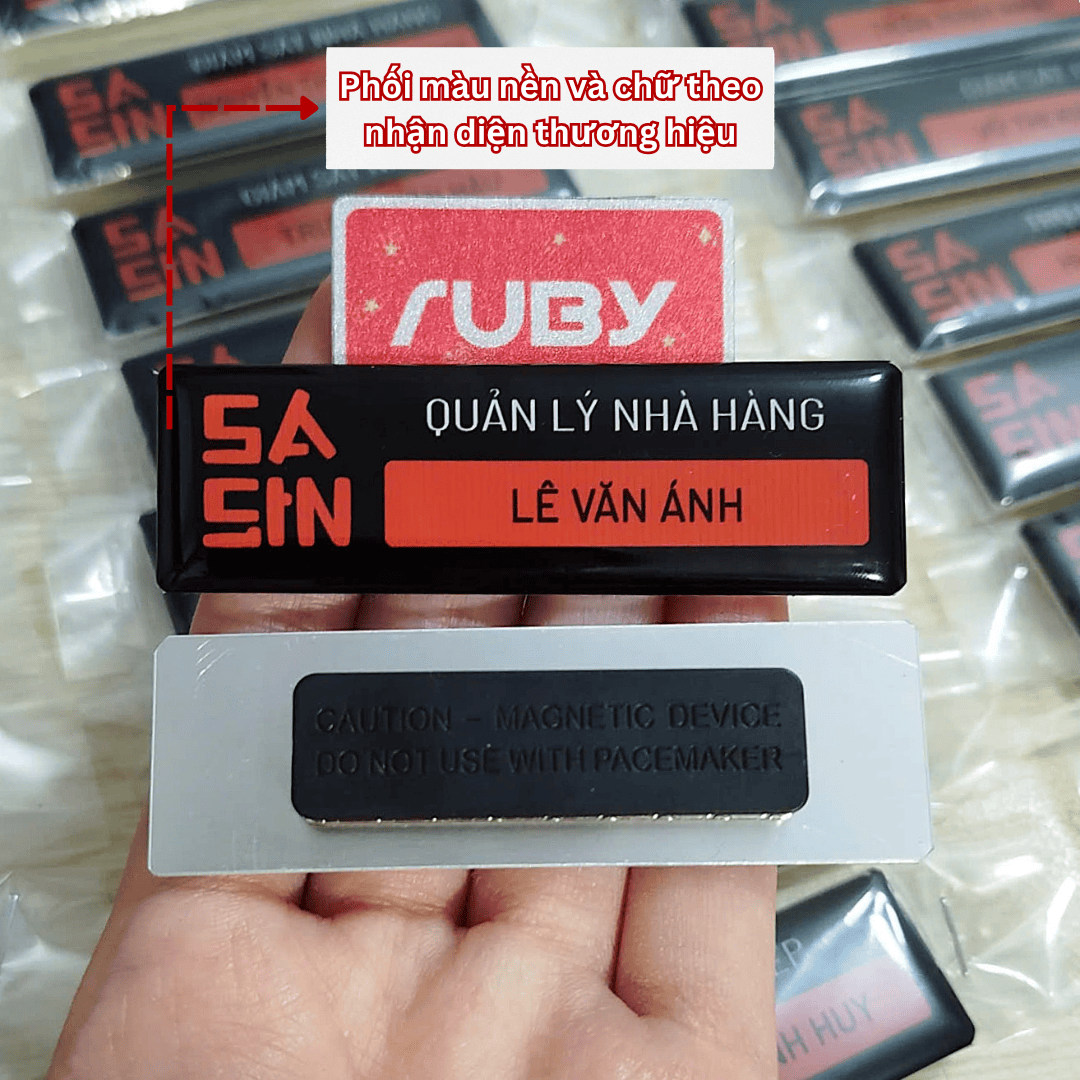 Bảng tên nhân viên Sasin thiết kế chuyên nghiệp, phối màu nhận diện thương hiệu.